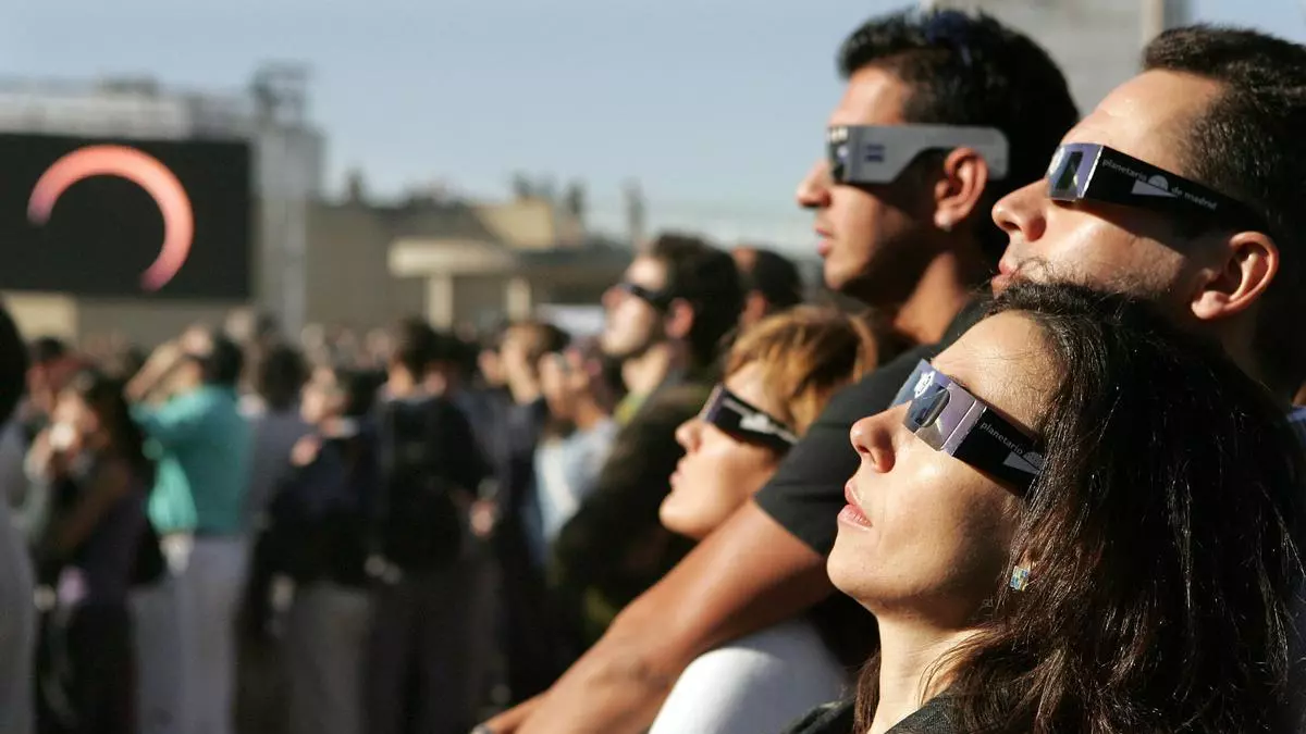Varias personas observan un eclipse en Madrid. Archivo. Imagen de EFE. Varias personas observan un eclipse en Madrid. Archivo. Imagen de EFE.