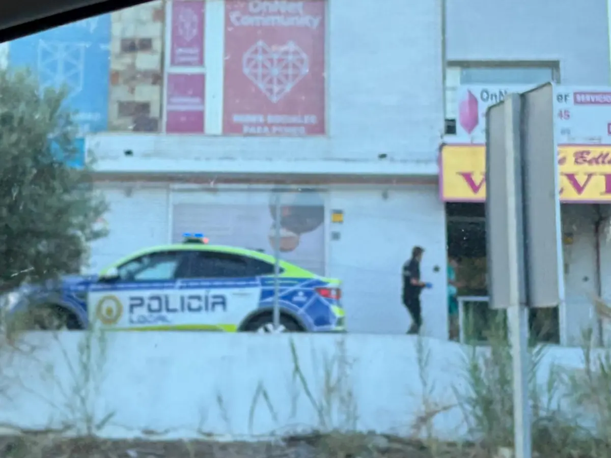 Bomberos sofoca el incendio de un contenedor en Palmones y sanitarios atienden a un hombre en el Centro Comercial Sotovila
